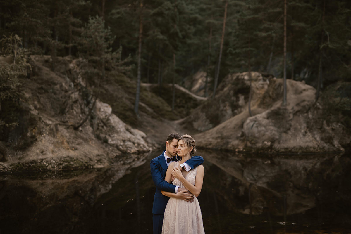 sesja ślubna kolorowe jeziorka, plener ślubny w rudawach janowickich